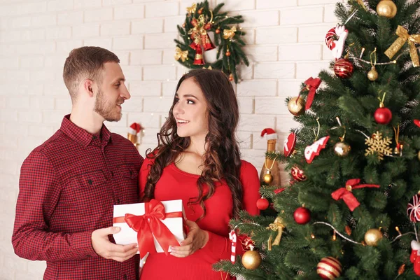 Feliz Pareja Joven Con Caja Regalo Pie Casa Cerca Del —  Fotos de Stock