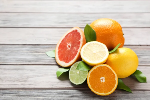 Citrus Fruits Green Leaves Wooden Table — Stock Photo, Image