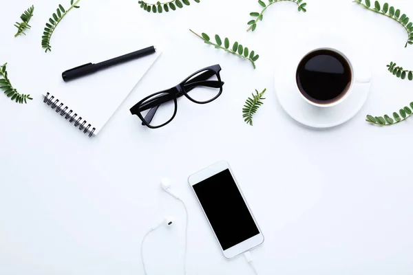 Smartphone Mit Kopfhörer Tasse Kaffee Brille Und Notizbuch Auf Weißem — Stockfoto