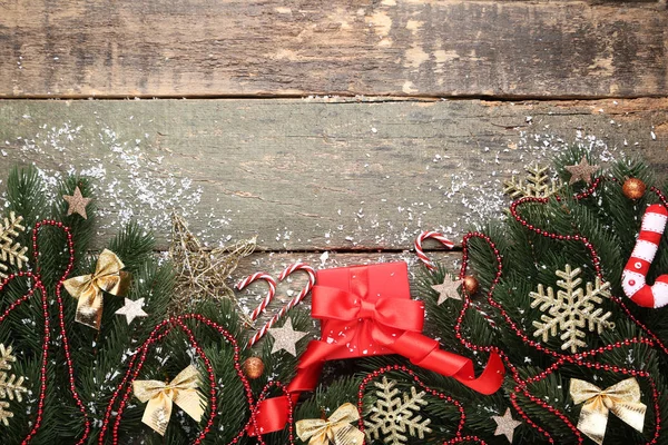 Karácsonyi Fenyő Ágai Dekoráció Szürke Fából Készült Asztal Díszdobozban — Stock Fotó