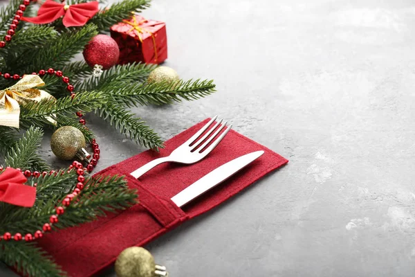 Cubertería Cocina Con Servilletas Decoraciones Navideñas Sobre Fondo Gris —  Fotos de Stock