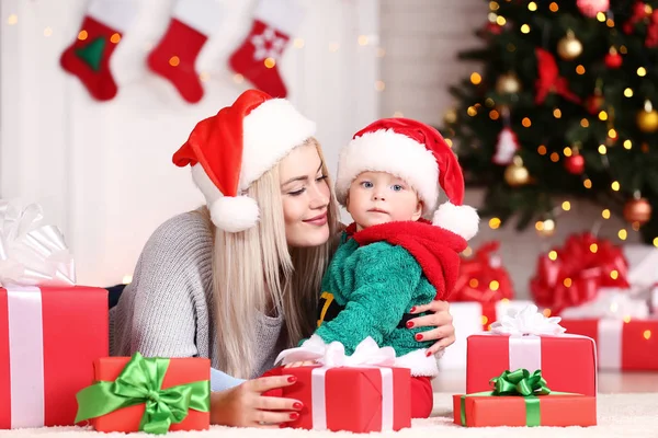 Madre Hijo Sombreros Santa Celebran Navidad Casa — Foto de Stock