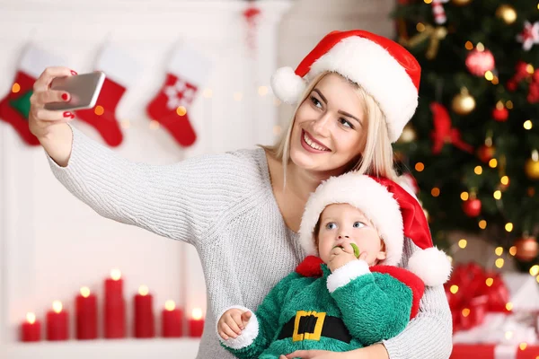 Madre Hijo Sombreros Santa Haciendo Selfie Teléfono Inteligente — Foto de Stock