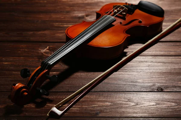 Violino Con Fiocco Tavolo Legno Marrone — Foto Stock