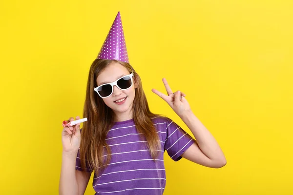 Młoda Dziewczyna Kapeluszu Urodziny Okulary Gwizdek Żółtym Tle — Zdjęcie stockowe