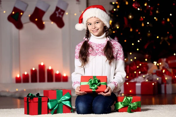 Fiatal Lány Otthon Karácsonyfa Közelében Díszdobozok — Stock Fotó