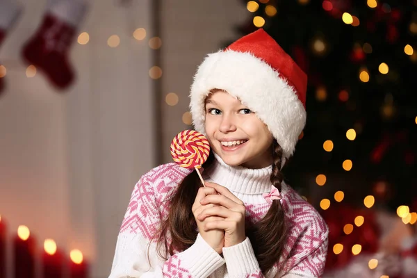 Молодая Девушка Леденцом Возле Рождественской Елки Дома — стоковое фото
