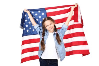 Bir Amerikan bayrağı beyaz arka plan üzerinde tutan genç kız