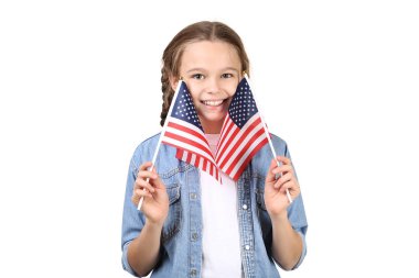 Bir Amerikan bayrağı beyaz arka plan üzerinde tutan genç kız
