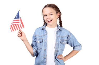 Bir Amerikan bayrağı beyaz arka plan üzerinde tutan genç kız