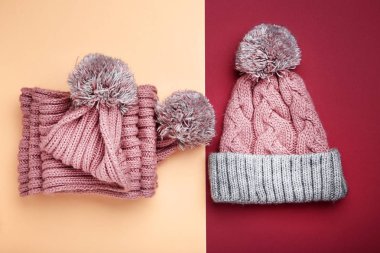 pembe örgü atkı ve şapka renkli arka plan üzerinde