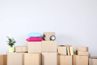 Gri arka plan üzerinde ev malzeme ile karton kutular