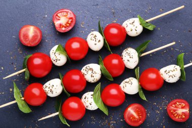 Mozzarella peyniri, domates ve fesleğen yaprakları ile sopa