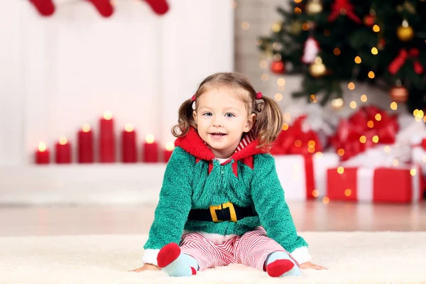 Menina Traje Sentado Árvore Natal Casa — Fotografia de Stock