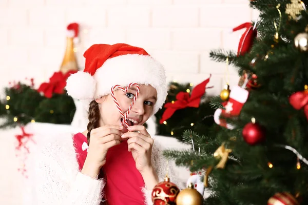 Молодая Девушка Конфетками Возле Рождественской Елки Дома — стоковое фото