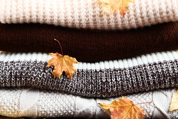 Arka plan katlanmış kazak ile sonbahar yaprakları