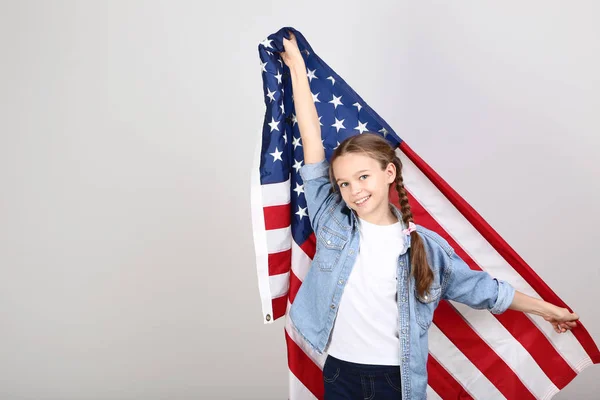Jong Meisje Met Een Amerikaanse Vlag Grijze Achtergrond — Stockfoto