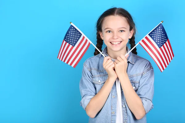 Jong Meisje Die Houdt Van Een Amerikaanse Vlag Blauwe Achtergrond — Stockfoto