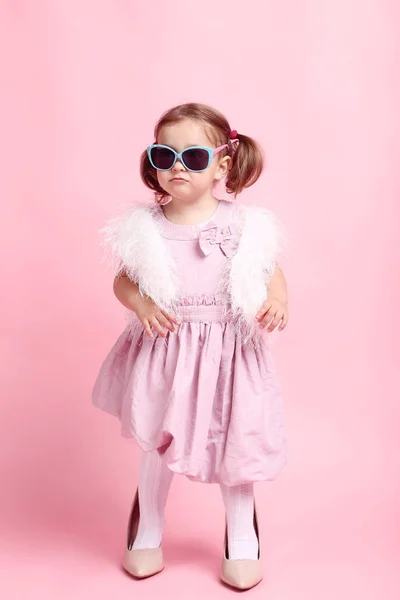 Piękna Mała Dziewczynka Ubrania Moda Różowym Tle — Zdjęcie stockowe