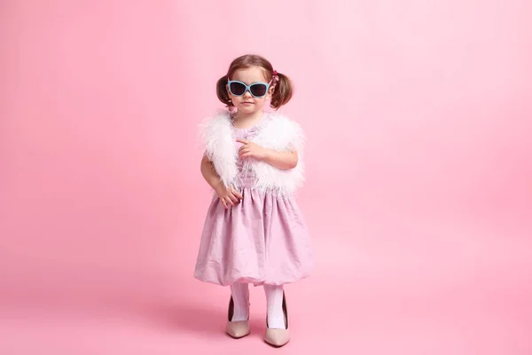 Красива Дівчинка Модному Одязі Рожевому Фоні — стокове фото