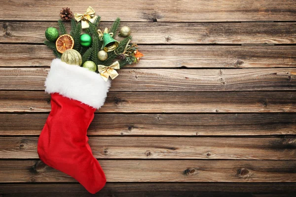 赤い木製のテーブルのクリスマスの装飾とストッキング — ストック写真