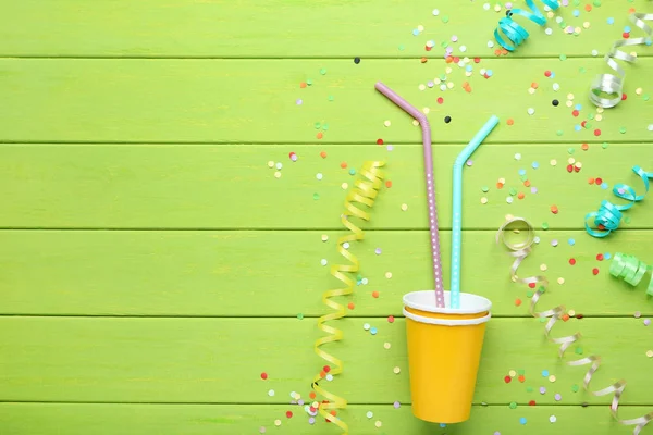 Tazas Papel Amarillo Con Pajitas Confeti Sobre Mesa Madera Verde —  Fotos de Stock