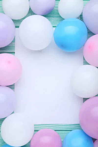 Balões Coloridos Com Folha Papel Branco Mesa Madeira — Fotografia de Stock