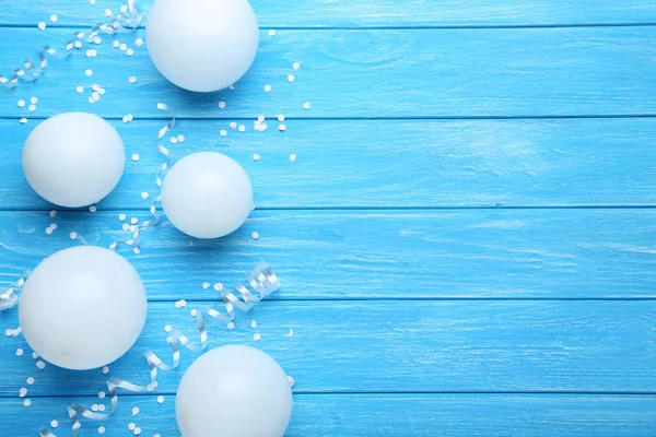 Ballons Blancs Avec Confettis Sur Table Bois Bleu — Photo