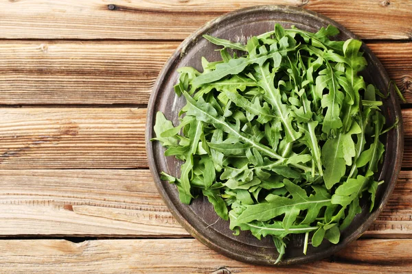 Grüne Rucolablätter Auf Einem Holzschneidebrett — Stockfoto