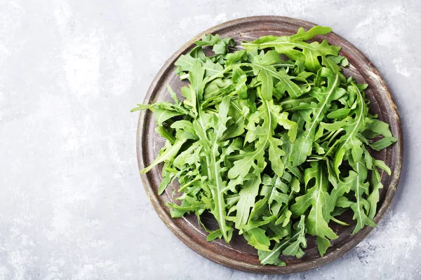 Foglie Rucola Verde Sul Tagliere Legno — Foto Stock