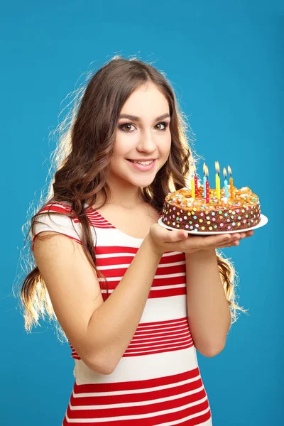 Mujer Joven Sosteniendo Pastel Con Velas Sobre Fondo Azul —  Fotos de Stock