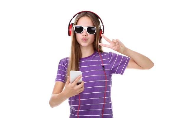 Hermosa Chica Con Teléfono Inteligente Auriculares Sobre Fondo Blanco — Foto de Stock