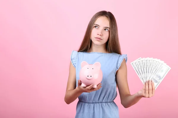 Chica Joven Sosteniendo Piggybank Rosa Billetes Dólar Sobre Fondo Rosa — Foto de Stock