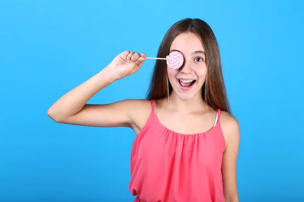 Chica Joven Con Piruleta Sobre Fondo Azul — Foto de Stock