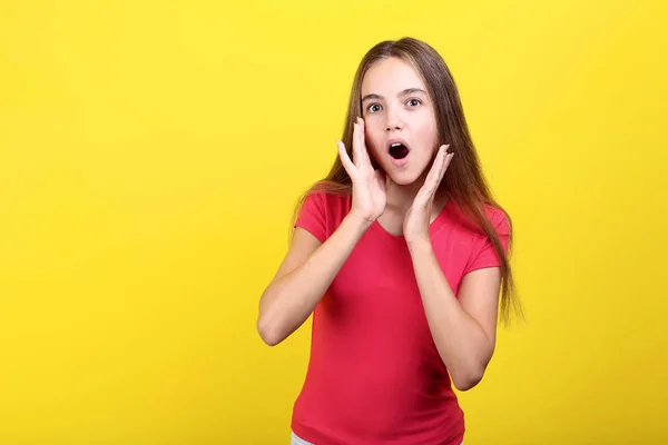 Niña Usando Camiseta Sobre Fondo Amarillo —  Fotos de Stock