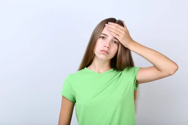 Chica Joven Con Dolor Cabeza Sobre Fondo Gris — Foto de Stock