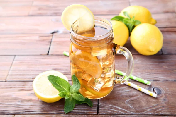 Freddo Vaso Vetro Con Foglie Limone Menta Sul Tavolo Legno — Foto Stock