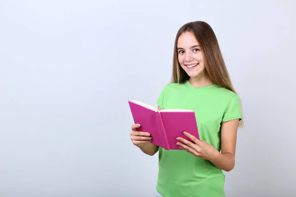 Jeune Fille Avec Livre Sur Fond Gris — Photo