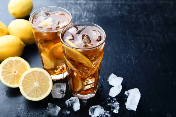 Ledový Čaj Brýlích Citronem Černý Dřevěný Stůl — Stock fotografie
