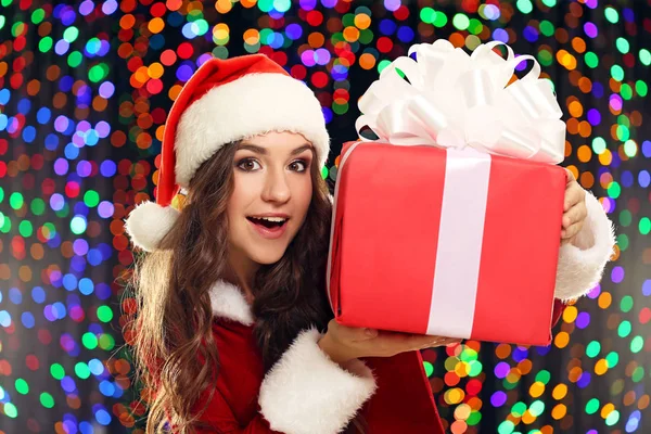 Mujer Joven Sombrero Santa Con Caja Regalo Sobre Fondo Luces —  Fotos de Stock