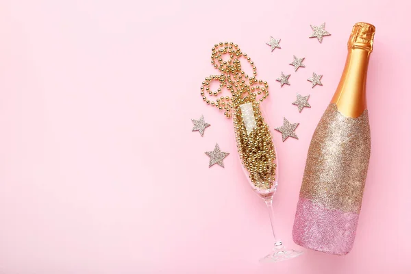 Botella Champán Decorada Con Estrellas Perlas Sobre Fondo Rosa — Foto de Stock