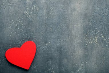 Gri ahşap masa üzerinde kırmızı kalp