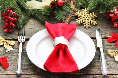 Ahşap masa üzerinde plaka ve Noel süslemeleri ile mutfak bıçakları