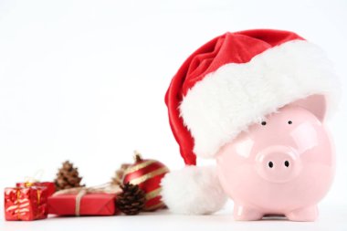 Noel Baba şapkası ile Noel süslemeleri beyaz arka plan üzerinde pembe servet