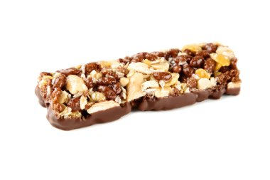 Beyaz arkaplanda yalıtılmış granola çubuğu