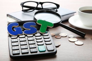 Word Gst hesap makinesi, sikke, defter ve büyüteç ile