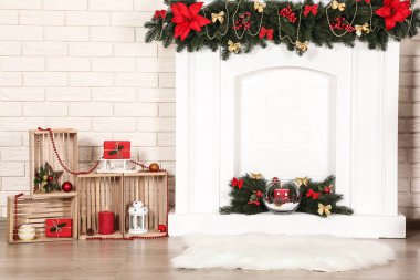 Tuğla duvar arka plan üzerinde şömineli Noel süsleri