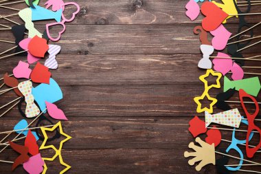 Kahverengi ahşap masa parti için kağıt booth'den aksesuarlar