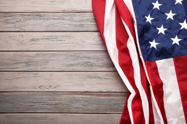Ahşap masa üzerinde Amerikan bayrağı