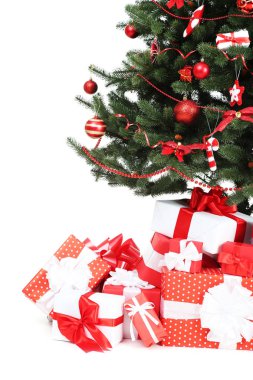 Dekorasyon ve beyaz arka plan üzerinde hediye kutuları ile Noel ağacı